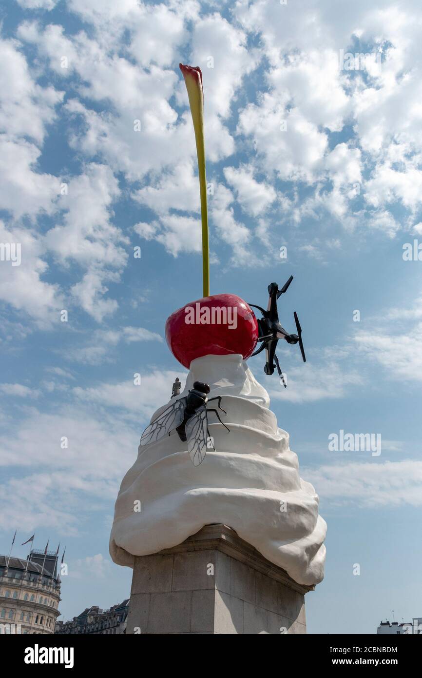 Londra-Agosto-2020-Inghilterra- una vista ravvicinata di una grande mosca di plastica e un annegato che siede su una statua del gelato In piazza Trafalgar Foto Stock