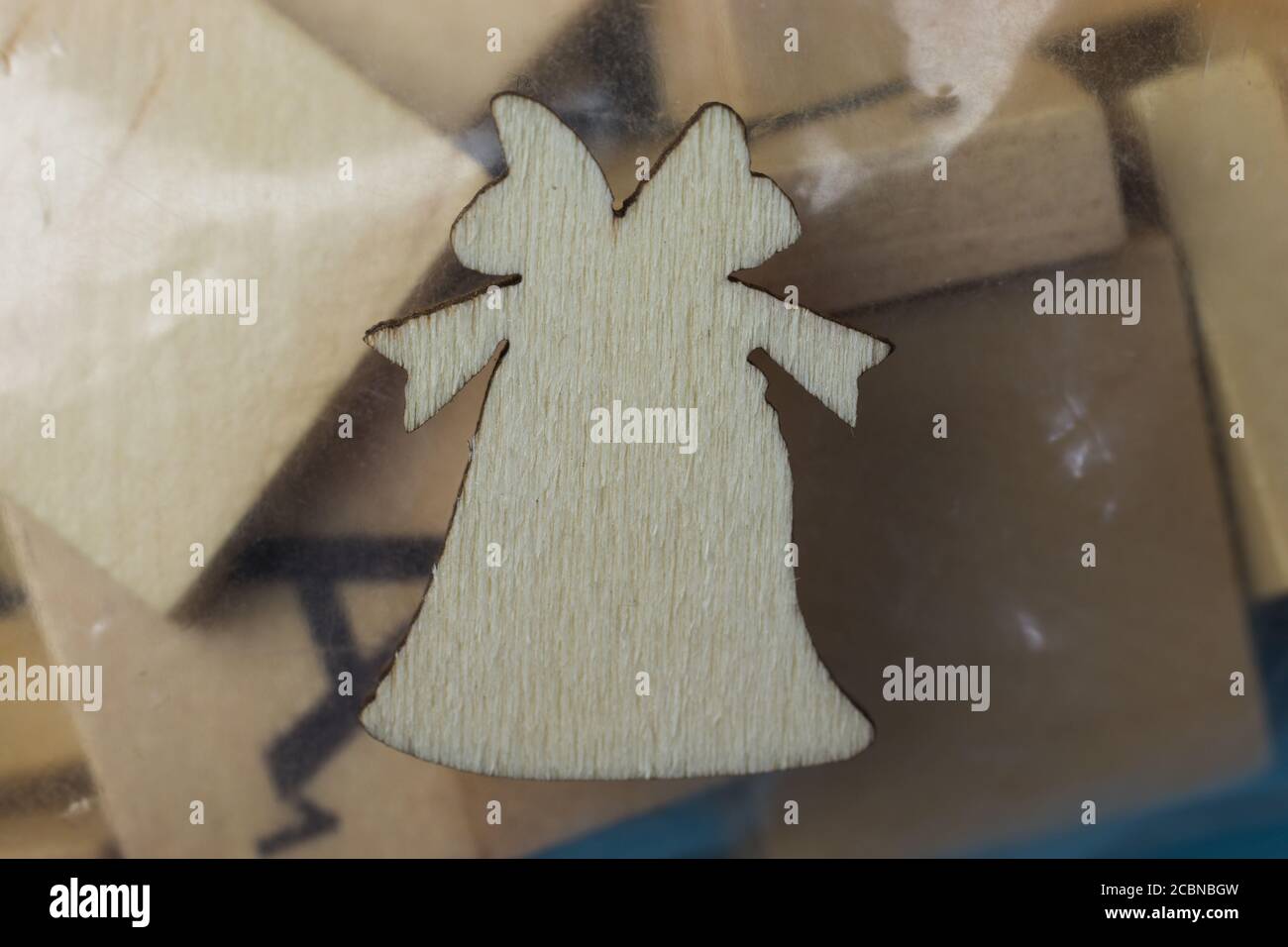 Cartello in legno del campanello. Concetto di inizio della stagione scolastica. Giocattoli per bambini Foto Stock