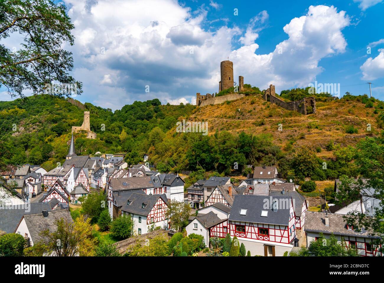 Monreal, idilliaco villaggio a graticcio nella valle del fiume Elz, rovine del Löwenburg e, a sinistra delle Filippine, nel distretto di Mayen- Foto Stock