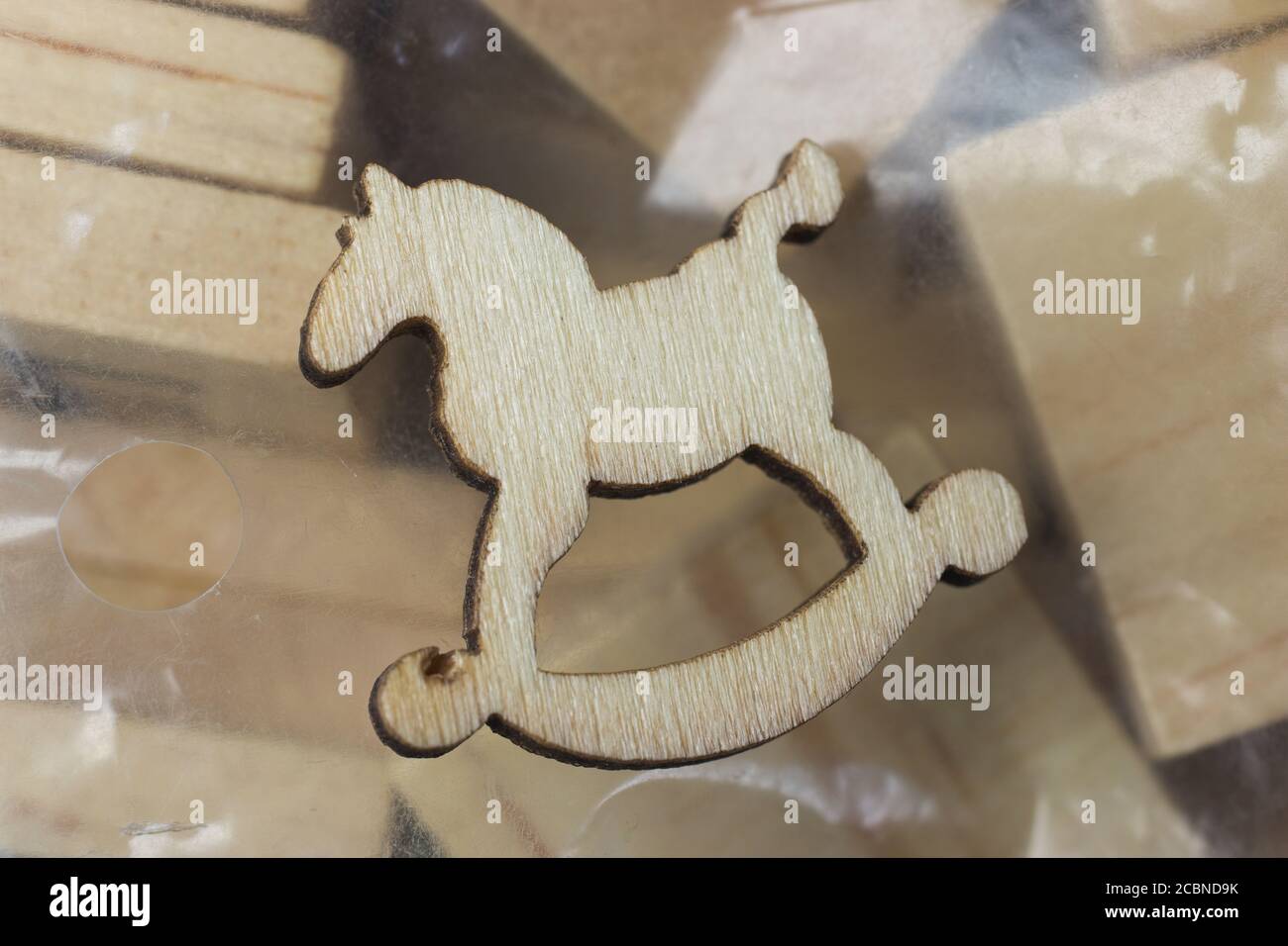 Piccolo giocattolo in legno a cavallo da vicino, giocattolo dell'albero di natale Foto Stock