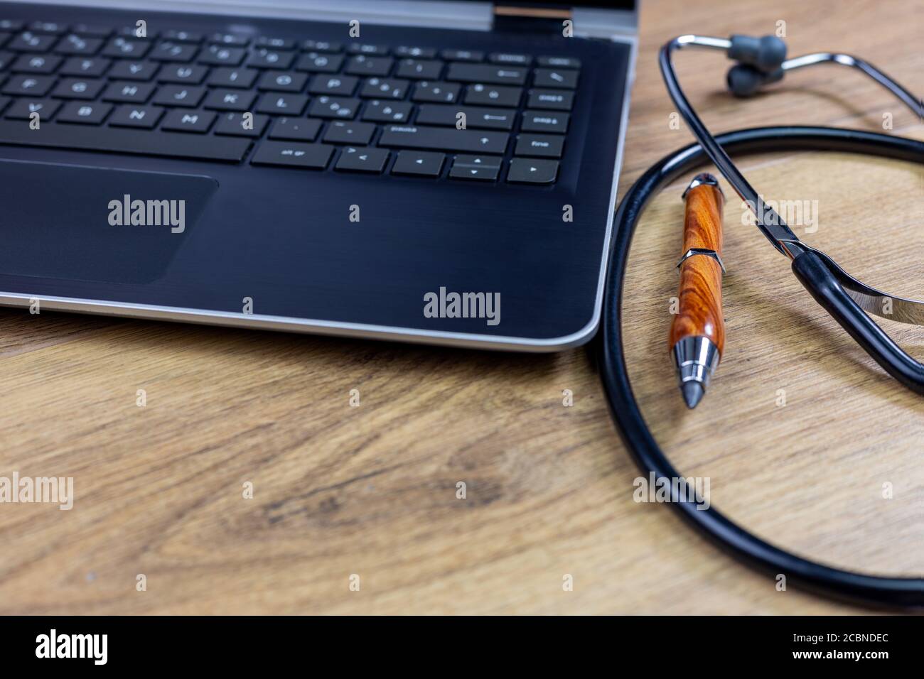 stazione di lavoro ospedaliera con stetoscopio e matita Foto Stock