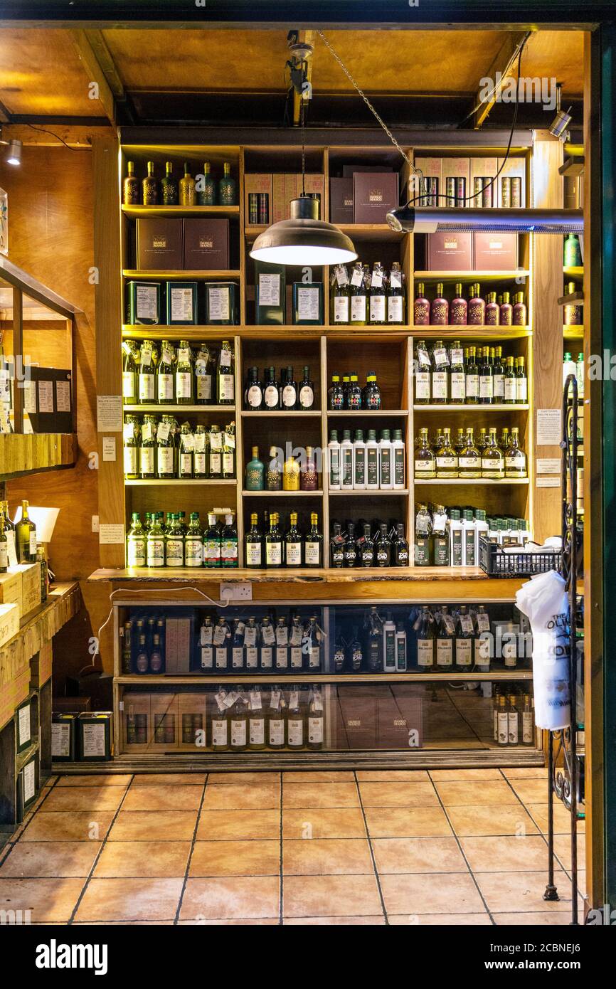 Lo stallo Olive Oil Co con bottiglie di olio d'oliva gourment al Borough Market, Londra, Regno Unito Foto Stock
