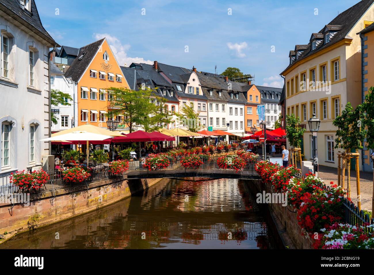 La località Saarburg, sulla Saar, al mercato, la gastronomia sul torrente Leuk, pneumatici nella Saar, gastronomia Renania-Palatinato, Germania Foto Stock