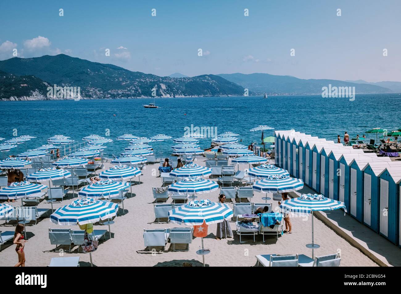 Santa Margherita Ligure Italia 2020 giugno, colorata spiaggia di Santa Margeritha che è meta turistica popolare in estate Foto Stock