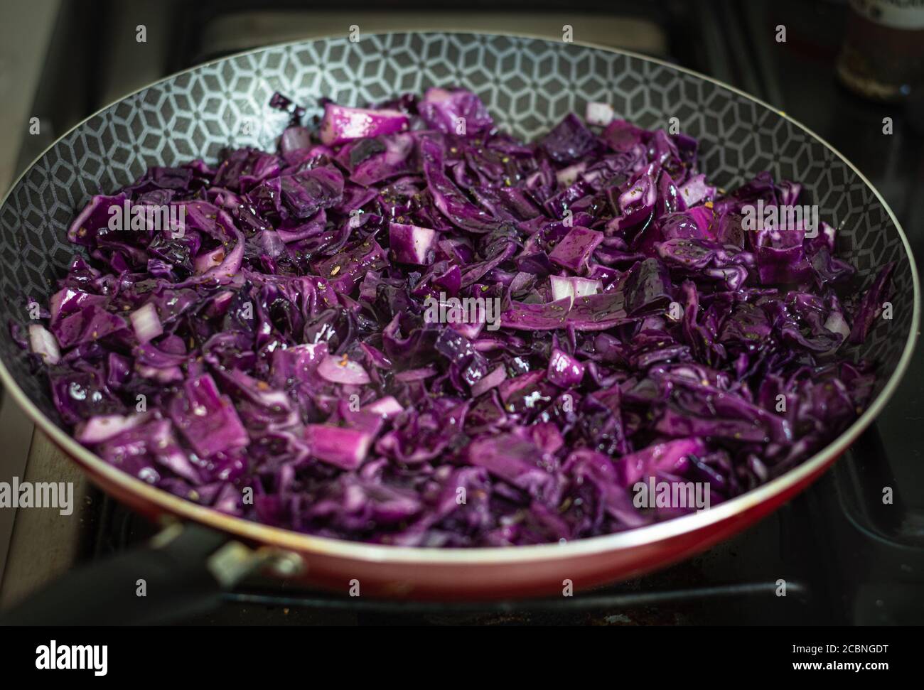 Cavolo viola in una padella in cottura Foto Stock