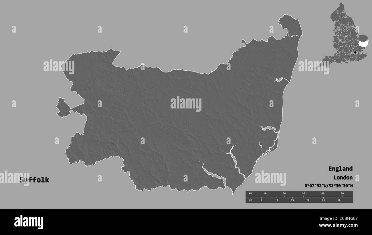 Forma di Suffolk, contea amministrativa dell'Inghilterra, con la sua capitale isolata su solido sfondo. Scala della distanza, anteprima della regione ed etichette. Bilivello Foto Stock