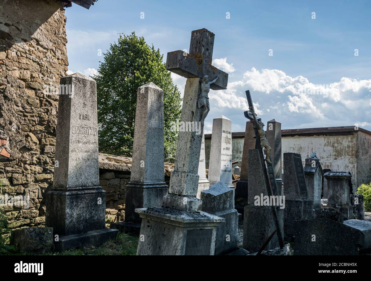 L'ebraismo e il cristianesimo insieme. Matzevot e croci nel cimitero. Vrbov, Slovacchia, Europa. Foto Stock