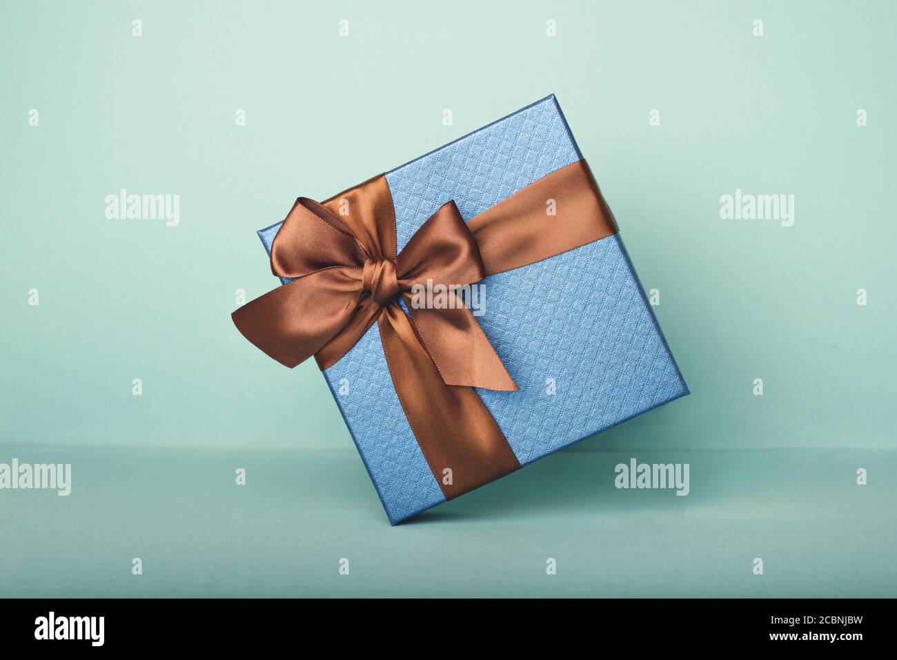 Un regalo blu su sfondo blu. Foto Stock