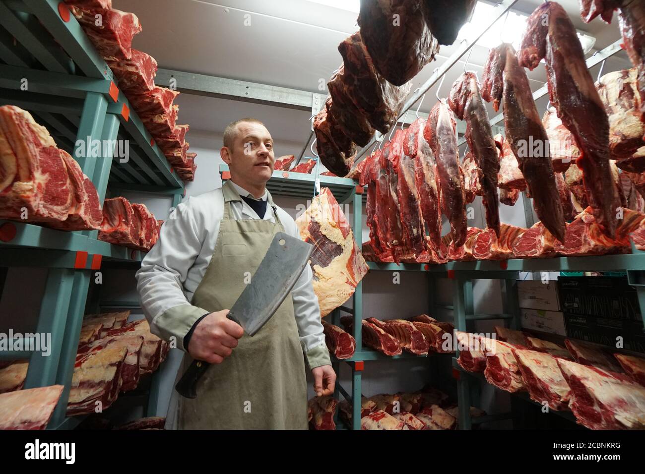 Rick Higgins Butcher è uno degli ultimi veri maestri macellai rimasti in Irlanda. Foto Stock