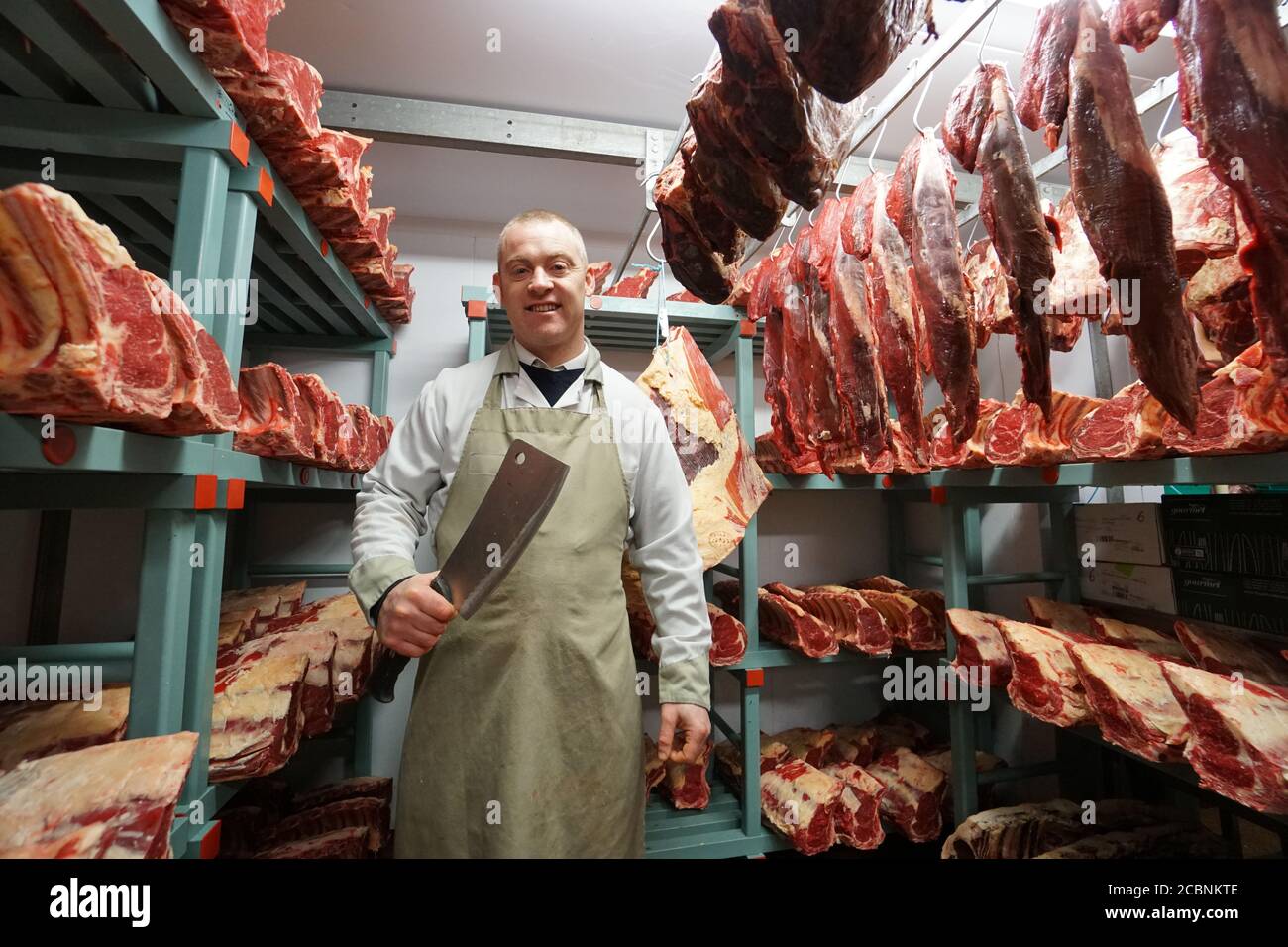 Rick Higgins Mastro macellaio nella stanza fredda della carne Foto Stock