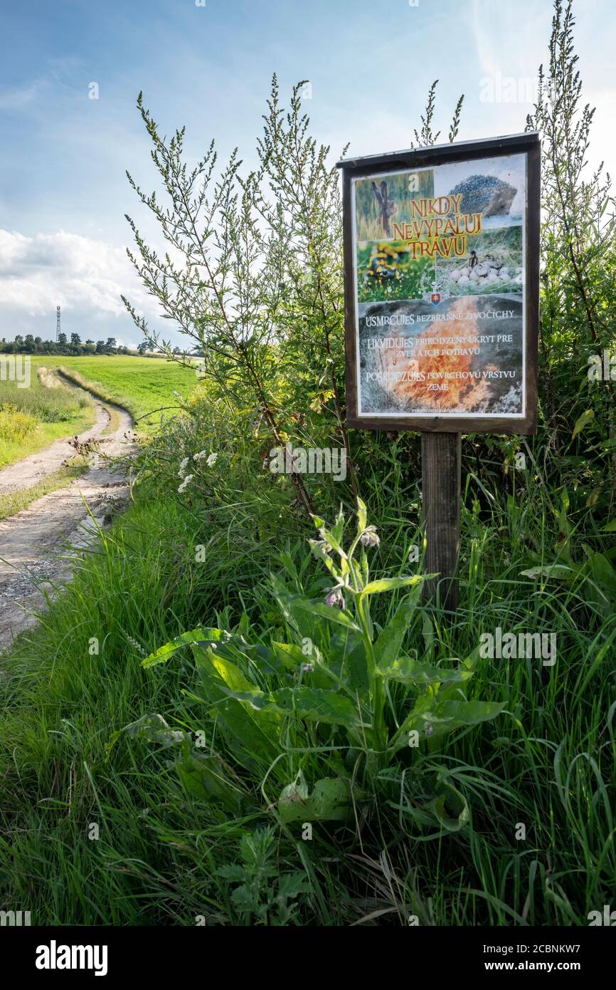 Scheda educativa sulla strada per i terreni agricoli: 'Non bruciare l'erba' . SPI, Slovacchia, Europa. Foto Stock