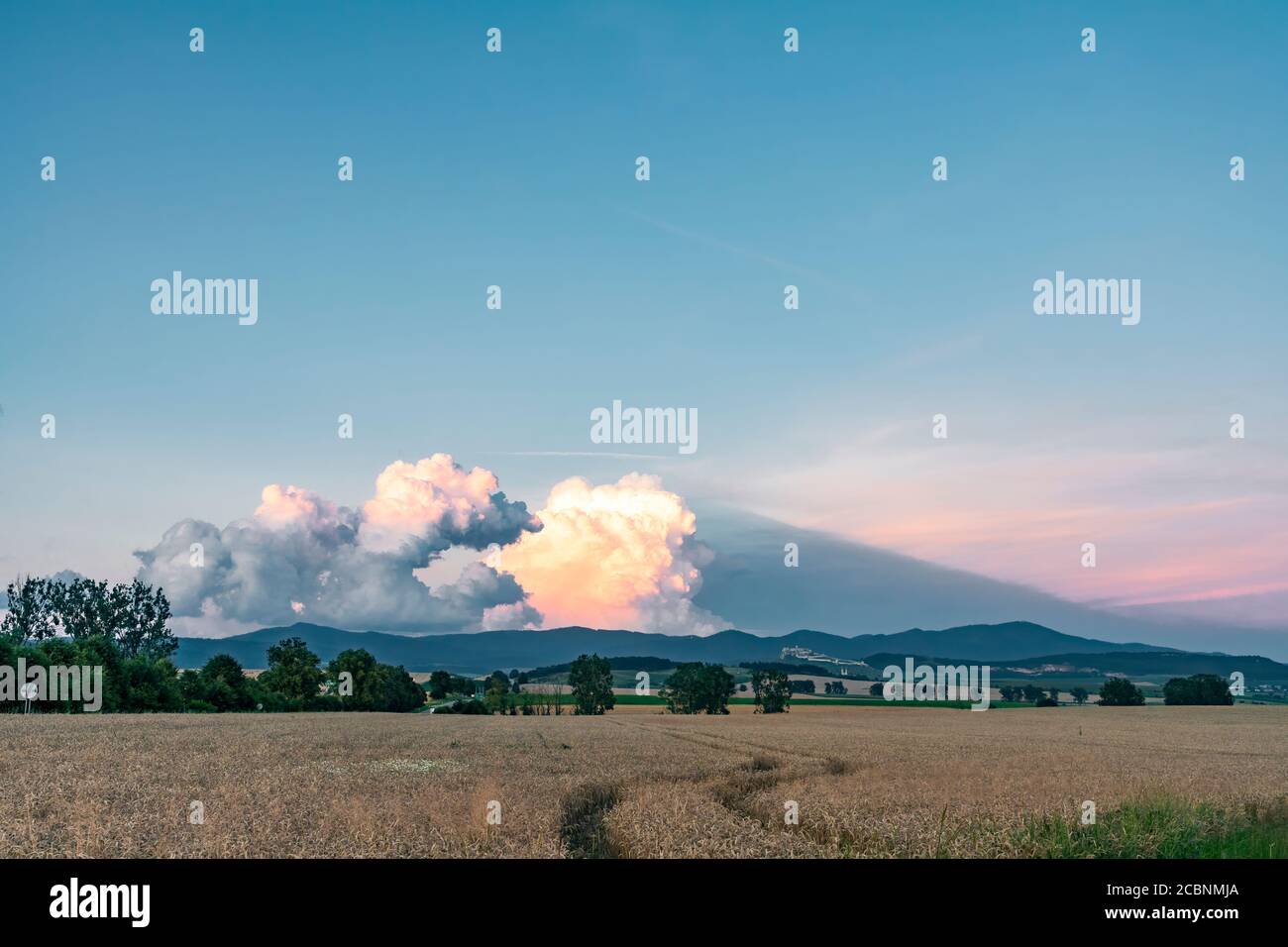 Tempesta supercella vicino al castello di Spis e la città di Presov. SPI, Slovacchia, Europa Foto Stock