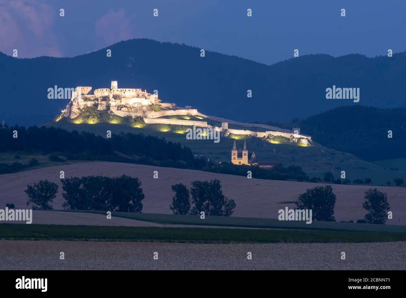 Il Castello di SPIs e la Cattedrale di Spisska Kapitula (St. Cattedrale di Martin) illuminata di sera. Slovacchia, Europa. Foto Stock