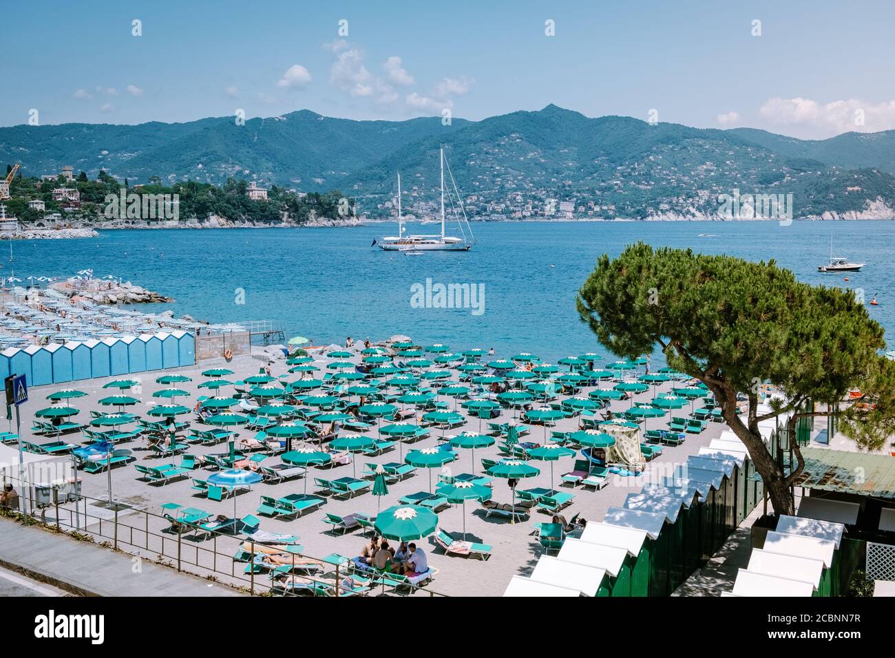 Santa Margherita Ligure Italia 2020 giugno, colorata spiaggia di Santa Margeritha che è meta turistica popolare in estate Foto Stock