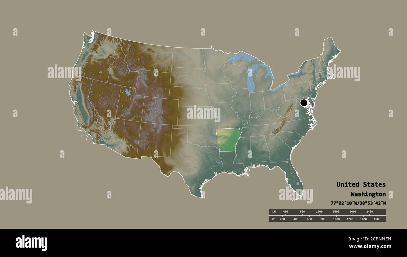 Forma desaturata degli Stati Uniti della terra con la relativa capitale, la divisione regionale principale e l'area separata dell'Arkansas. Etichette. Mappa di rilievo topografico. Foto Stock