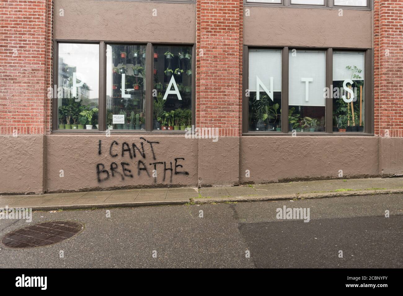 Seattle, USA – 31 maggio 2020: Al mattino presto non riesco a respirare scritto su una finestra commerciale su capitol Hill dopo le rivolte. Foto Stock