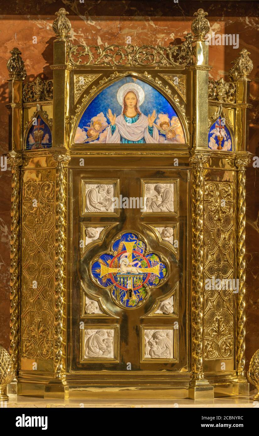 BARCELLONA, SPAGNA - 3 MARZO 2020: Il moderno Agnello smaltato di Dio e la Vergine Maria sul tabernacolo nella chiesa Parroquia de la Mare de Deu de Nuria Foto Stock