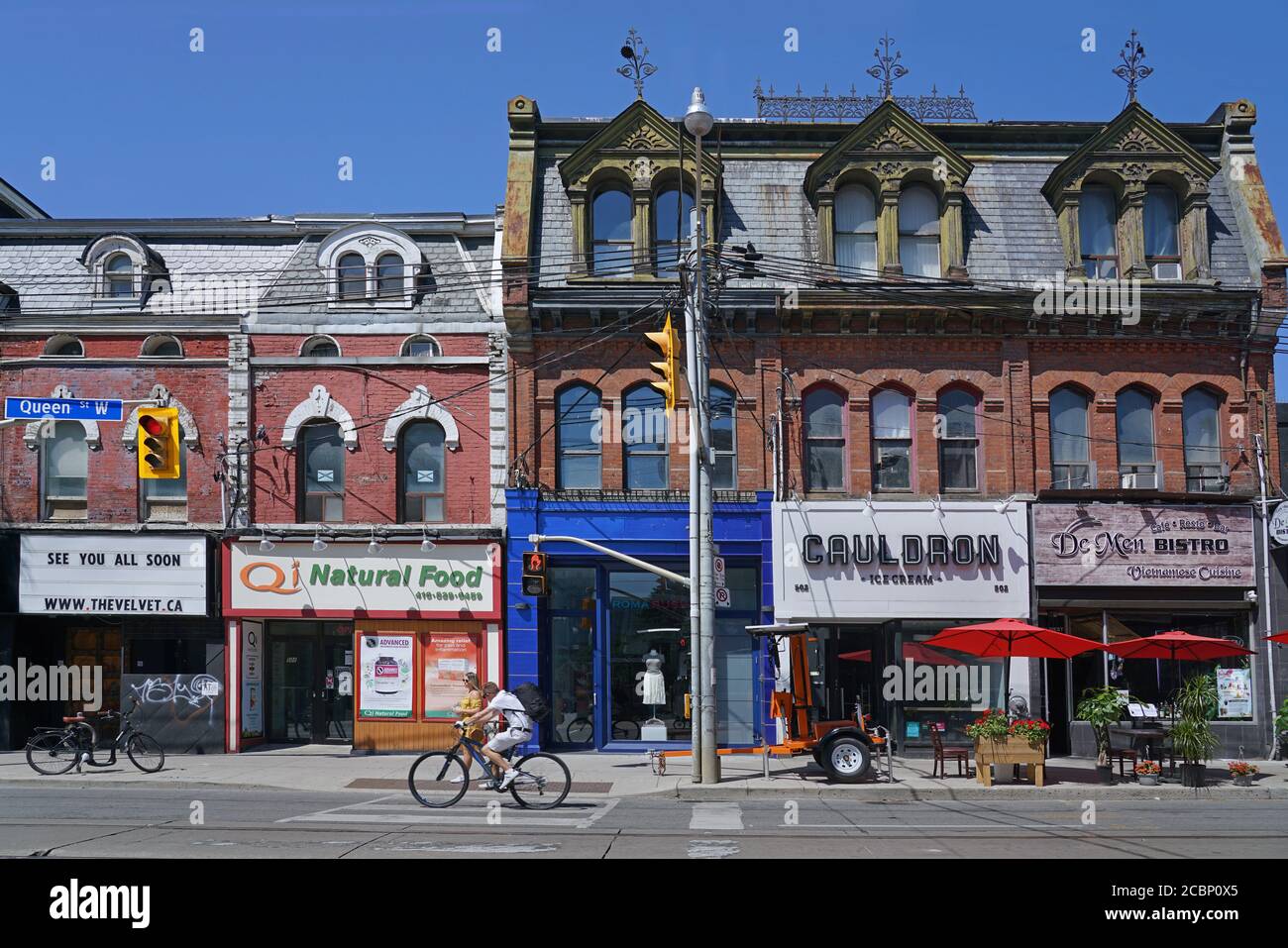 Toronto, Canada - 14 agosto 2020: Queen Street West è un'area alla moda che conserva una lunga distesa di edifici ornati del 19 ° secolo con interessanti Foto Stock