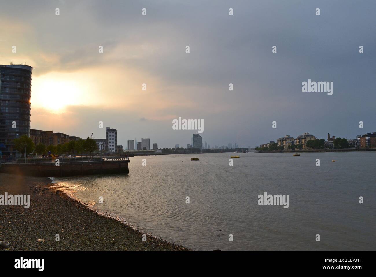 Il Tamigi si affaccia ad ovest da Greenwich, vicino al ristorante Cutty Sark e Oystercatcher. La sera di un giorno caldo e tempestoso in agosto, nuvoloso Foto Stock