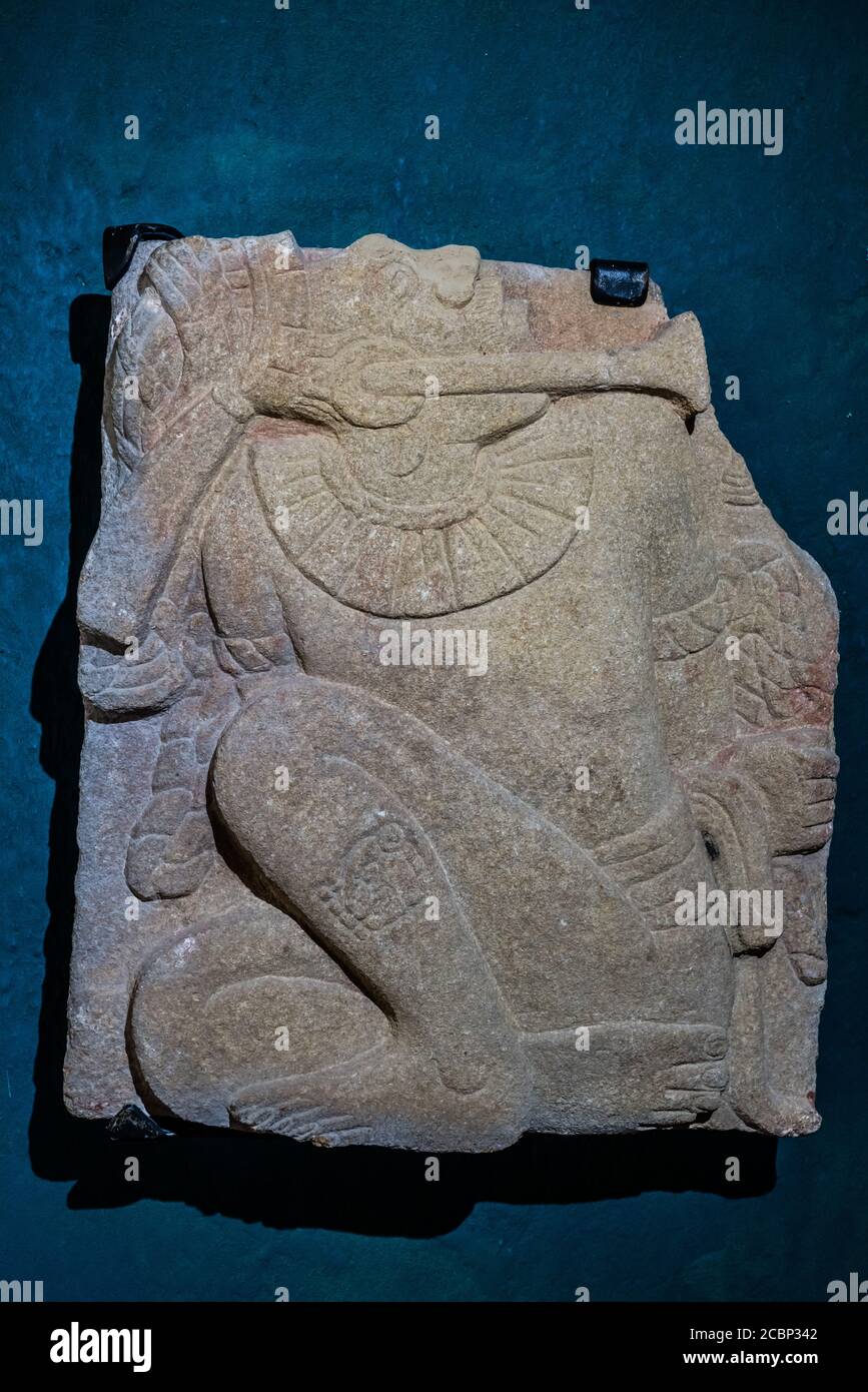 Una tavoletta di pietra scolpita raffigurante il re catturato di Palenque, K'inich K'an Joy, figlio di Pacal il Grande, nel museo presso le rovine della città maya Foto Stock