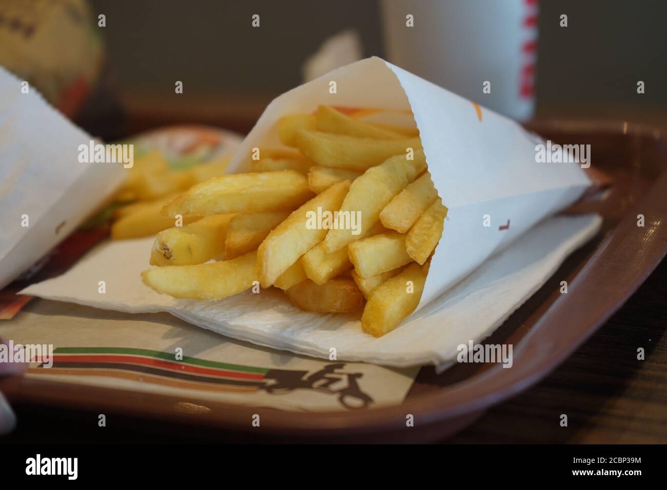 Patatine fritte e coke nel caffè Foto Stock