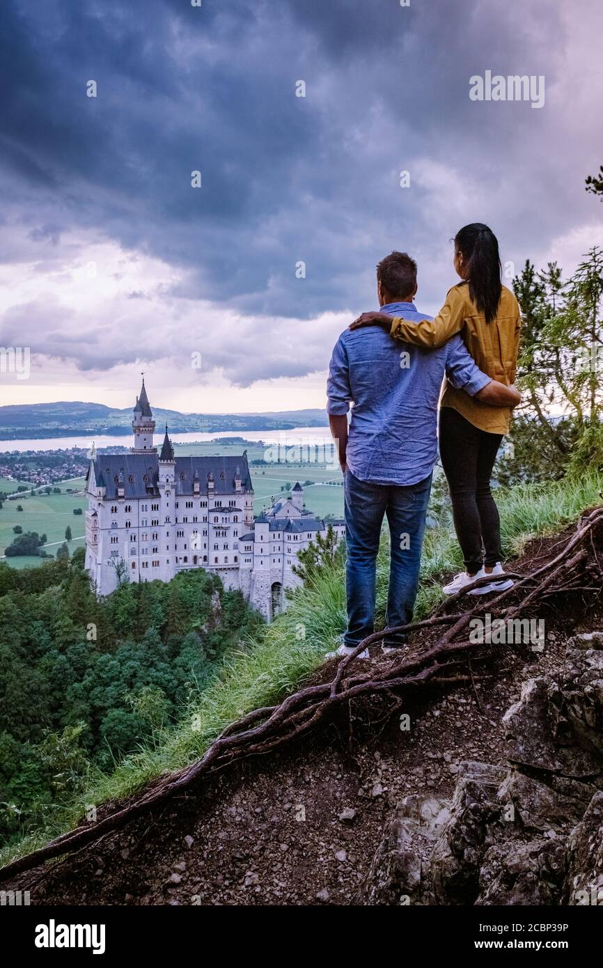 Uomini e donne in coppia visitano il Castello di Neuschwanstein. Splendida vista sul famoso castello di Neuschwanstein, la rinascita romanica del XIX secolo Foto Stock