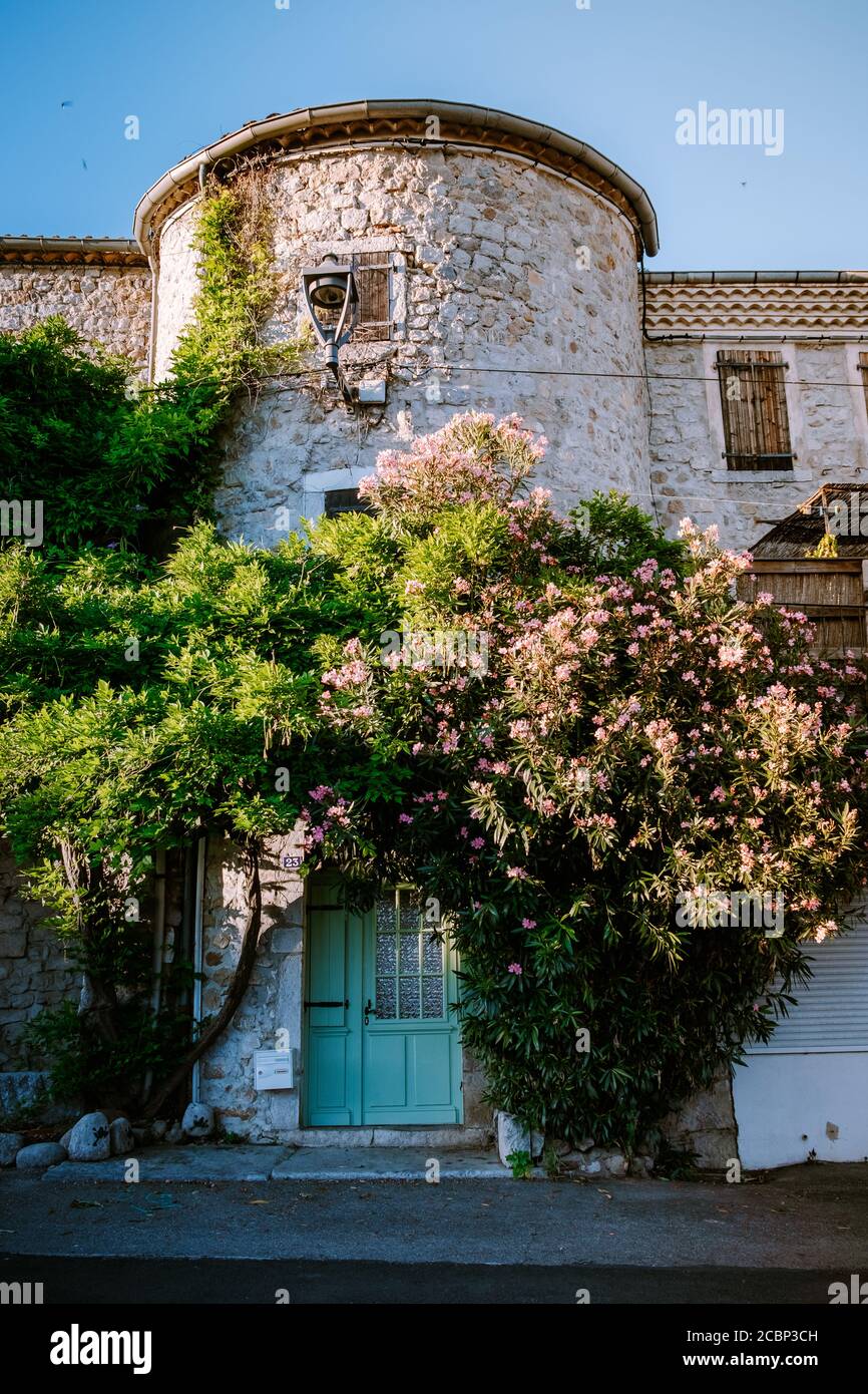 Il borgo medievale di Ruoms con le sue vecchie case di mattoni e piccole viuzze in Ardeche in Francia Foto Stock