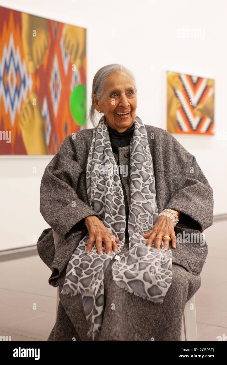 L'artista venezuelano Luchita Hurtado è morto all'età di 99 anni. Viene raffigurata qui alla Serpentine Gallery, Londra, nel 2019, quando ha tenuto la sua prima retrospettiva internazionale del suo lavoro. Anna Watson/Alamy Live News Foto Stock