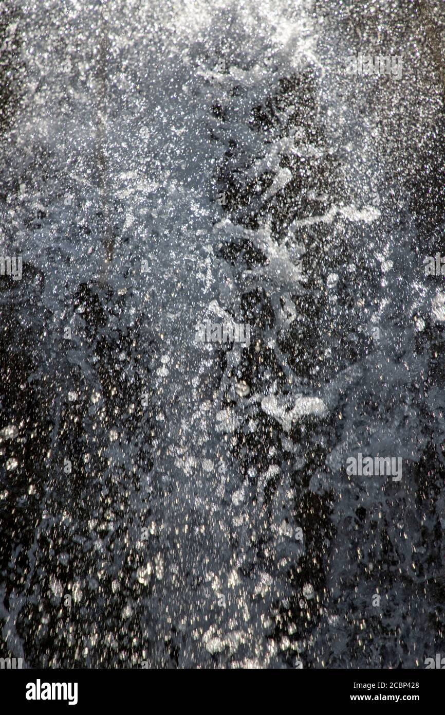 L'acqua che cade dal cielo in gocce come pioggia Foto Stock