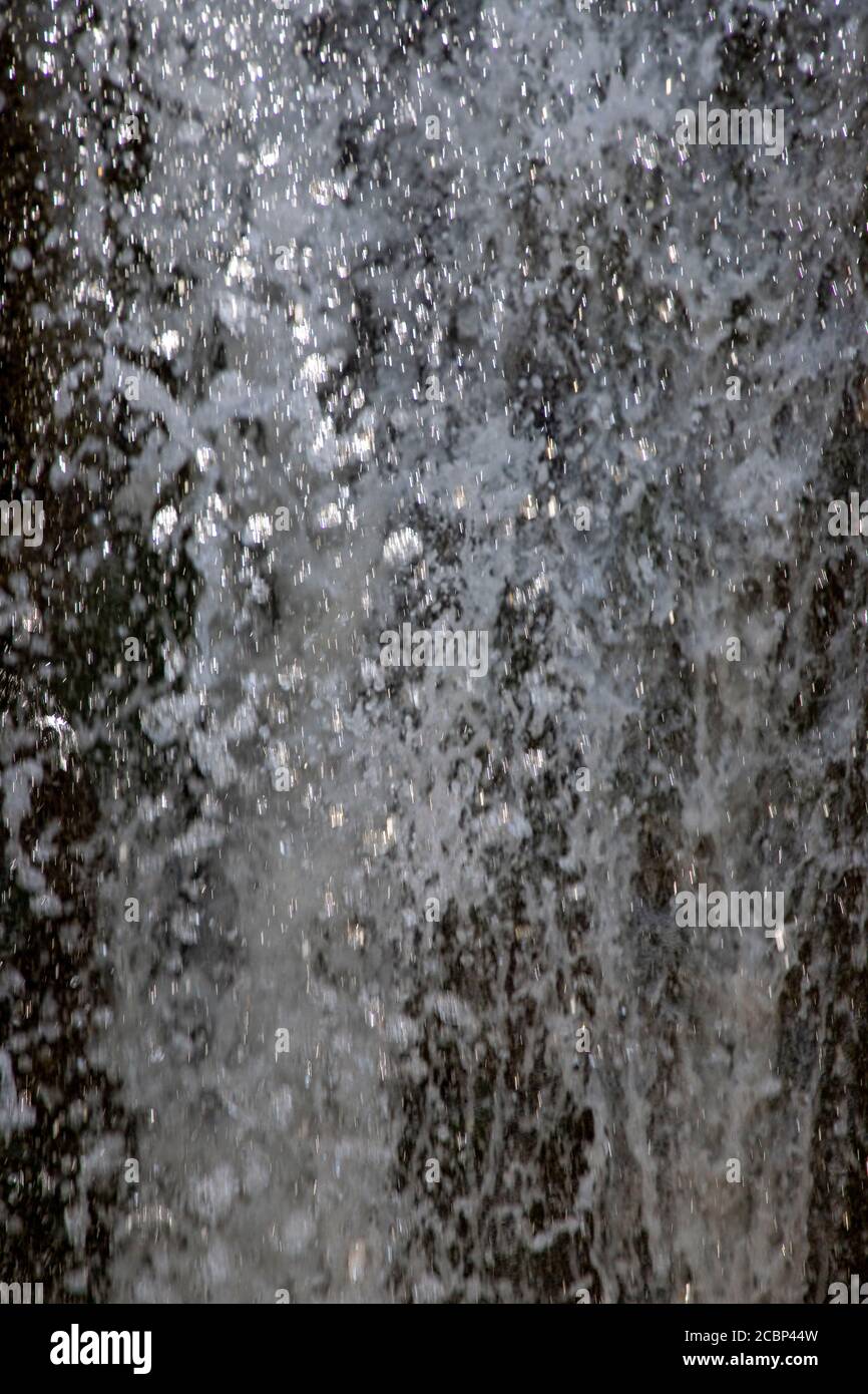 L'acqua che cade dal cielo in gocce come pioggia Foto Stock