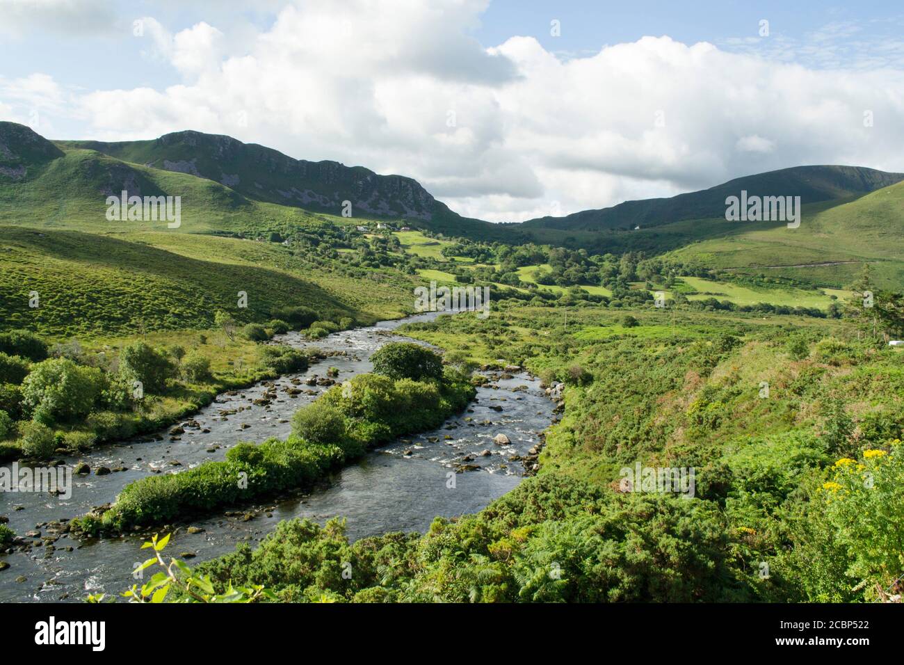 Lussureggiante paesaggio di montagna in Irlanda Foto Stock