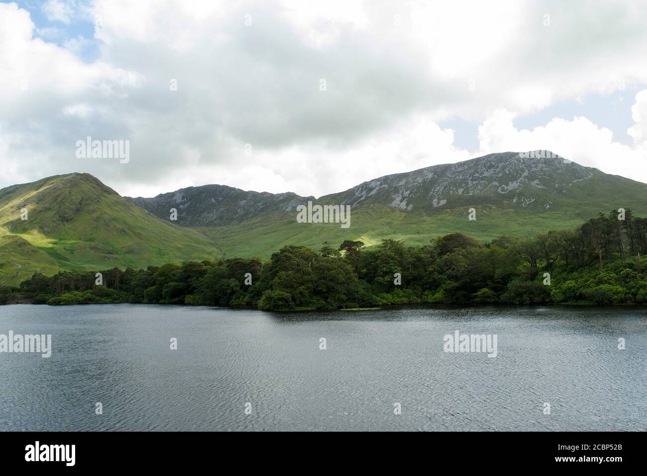 Lussureggiante paesaggio di montagna in Irlanda Foto Stock