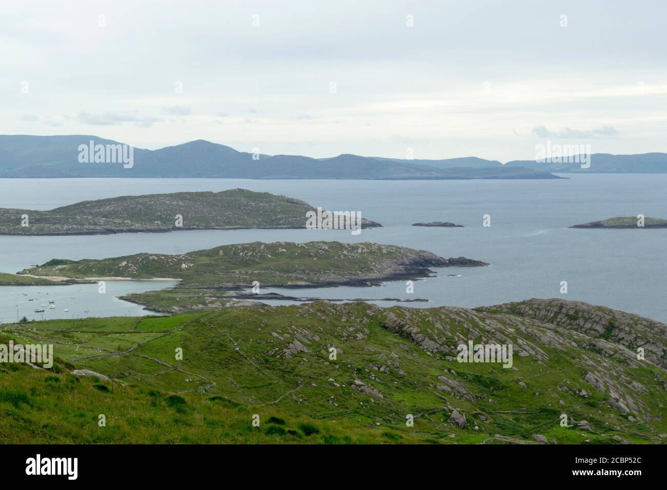 Lussureggiante paesaggio di montagna in Irlanda Foto Stock