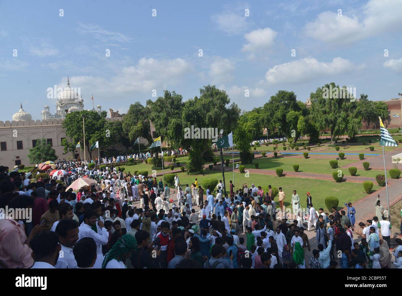 Un gran numero di pakistani che si godono e festeggiano il 14 agosto durante le celebrazioni che segnano la Giornata dell'Indipendenza del Pakistan (Giornata Nazionale) al Greater Iqbal Park di Lahore. Mentre la nazione comincia a prepararsi a celebrare la 73a Giornata dell'Indipendenza del Pakistan in modi adatti. Inoltre, i veicoli potrebbero essere visti su strade dipinte con bandiere nazionali, che mostra l'entusiasmo della gente per commemorare il giorno dell'Indipendenza del paese. La celebrazione annuale è ogni 14 agosto. Il paese ottenne la sua indipendenza dal dominio britannico il 14 agosto 1947. Durante il Foto Stock