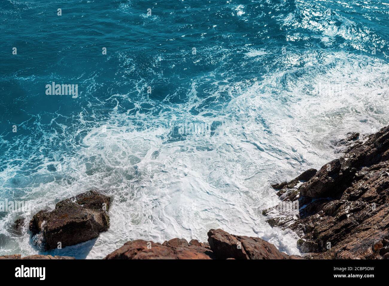 Riva rocciosa con schiaccianti onde schiumose, Cabarita, Australia Foto Stock