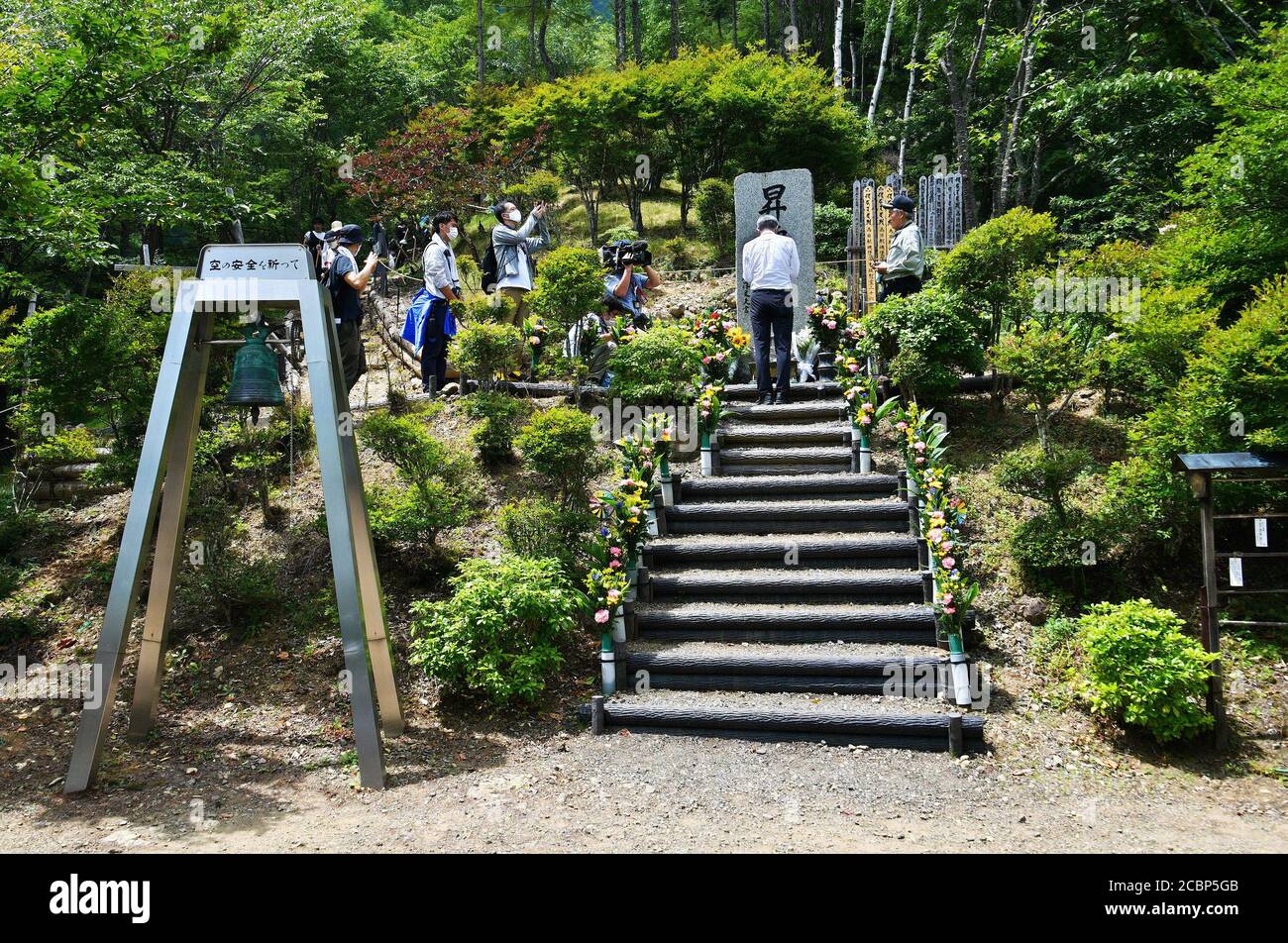 Il 123 agosto 2020, il presidente della Japan Airlines (JAL) Yuji Akasaka offre fiori a Osutaka Ridge per il servizio commemorativo delle vittime dell'incidente aereo del volo JAL 12 nel villaggio di Ueno, nella prefettura di Gunma, in Giappone. Foto Stock