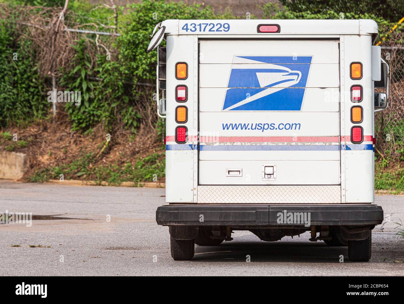 Asheville, North Carolina, Stati Uniti. 14 agosto 2020. Un camion della posta è parcheggiato ad un ufficio postale in Asheville, NC, USA, accreditamento: Gloria Good/Alamy Live News Foto Stock