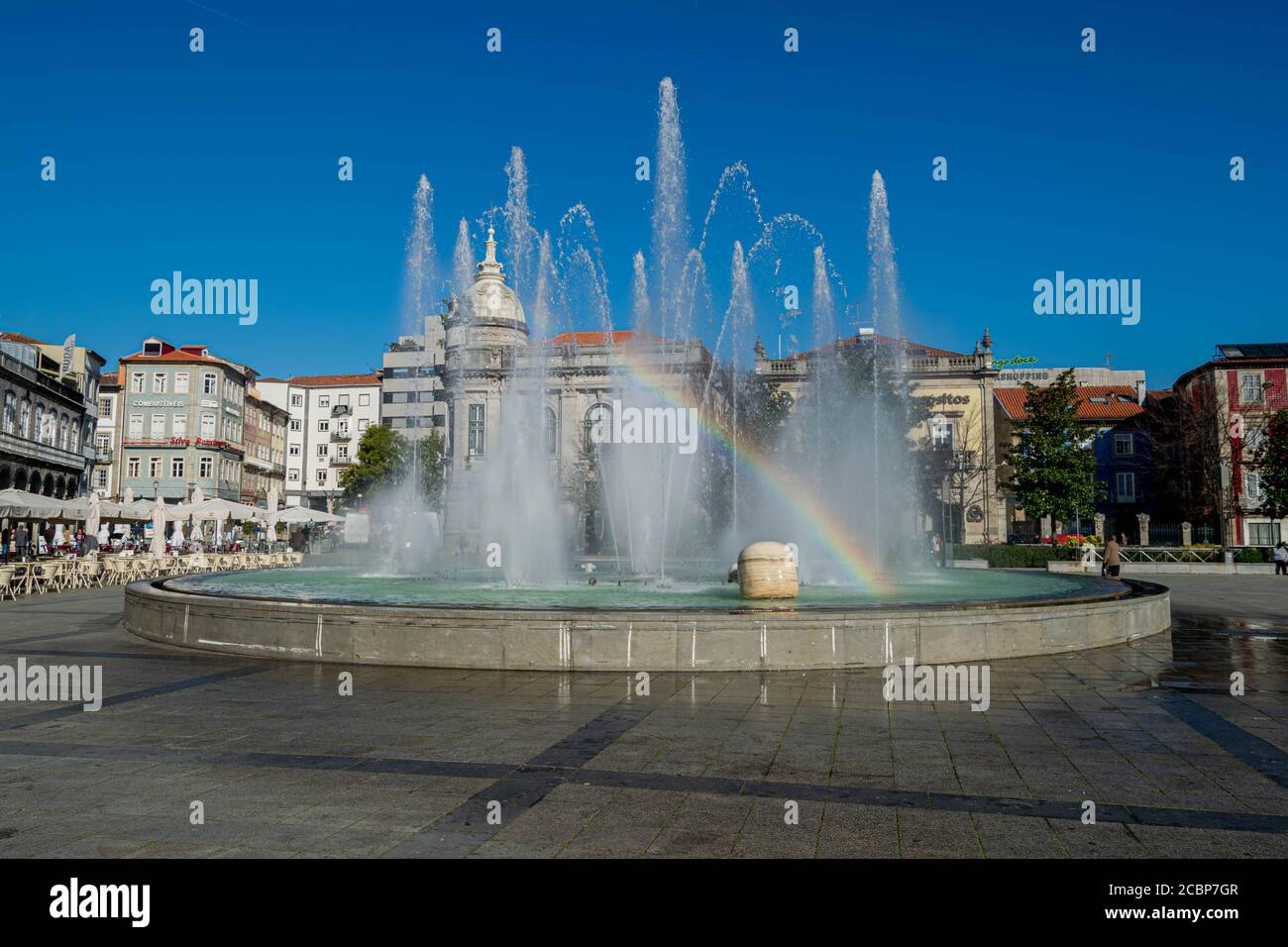 Praça do município nella città di Braga, arcobaleno tutto ok Covid19 messaggio. Banco del Portogallo. Braga vincitore di una destinazione europea per il 2021. Foto Stock