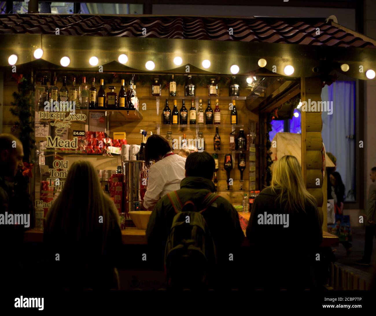 Mercatino di Natale, pub, mead, Highland, bottiglie, booze, bevande, all'aperto, alcol, festivo, ampia varietà, servizio, fotografia di strada Foto Stock