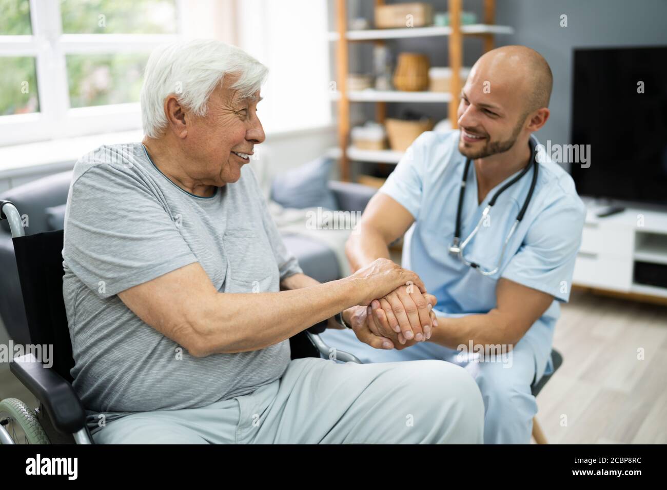 Assistenza sanitaria paziente tenendo la mano con l'infermiere Foto Stock