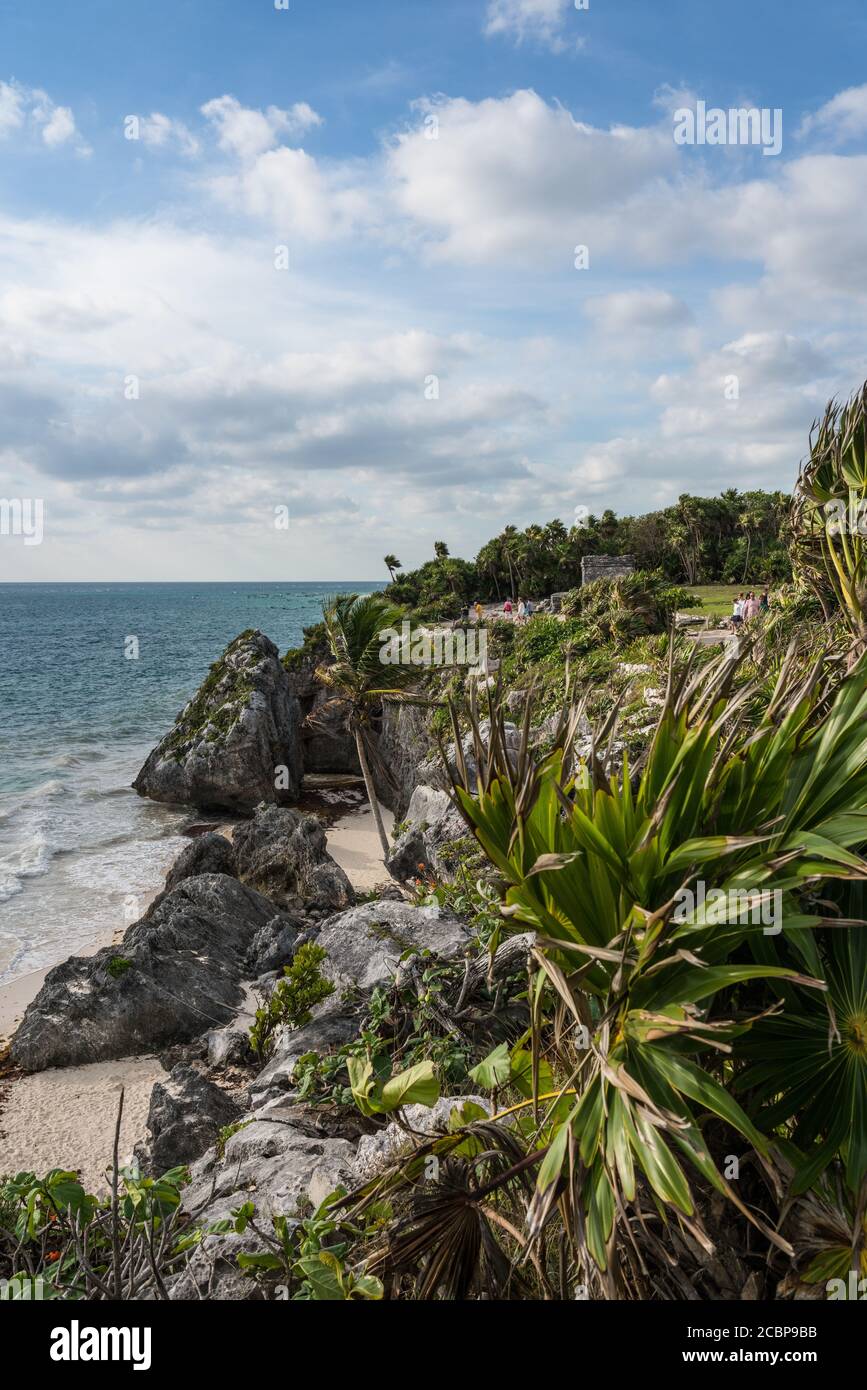 Il Mar dei Caraibi e la spiaggia sotto le rovine di Tulum nel Parco Nazionale di Tulum, Quintana Roo, Messico. Foto Stock