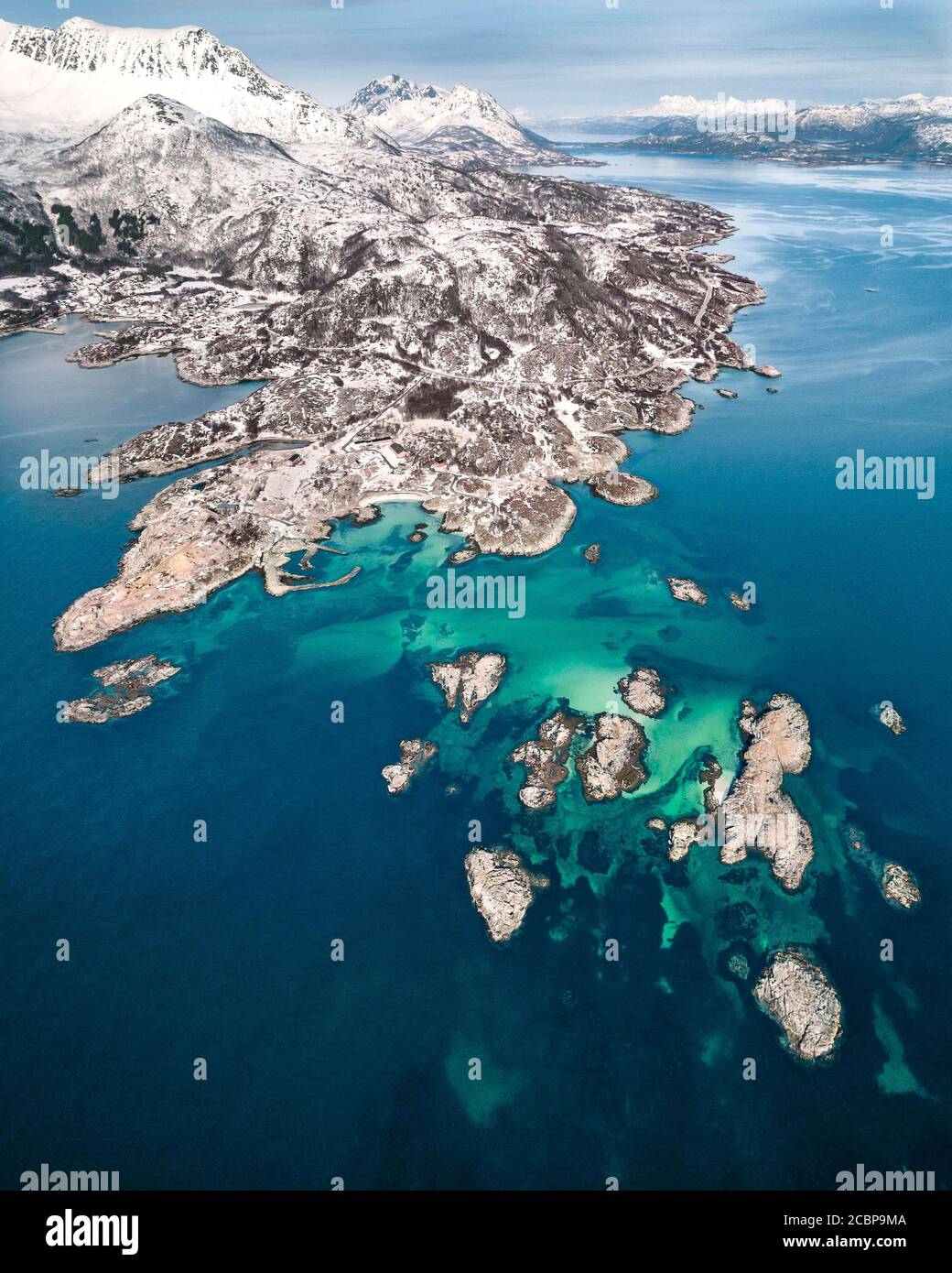 Vista aerea della baia di Senjehestneset con isole dell'arcipelago offshore e fondale turchese, isola di Senja, Troms, Norvegia Foto Stock