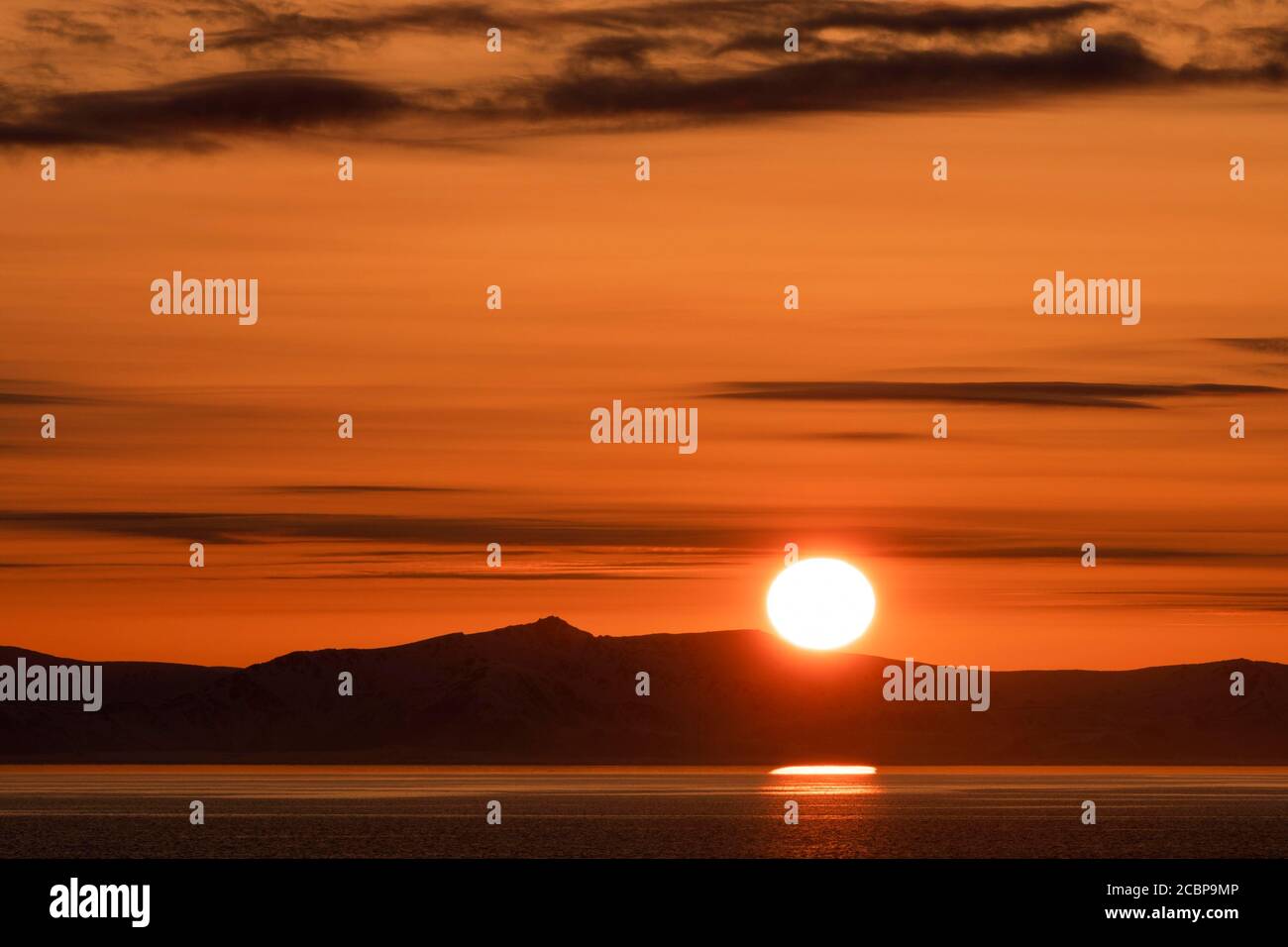 Tramonto sul mare, Isola di Senja, Trom, Norvegia Foto Stock