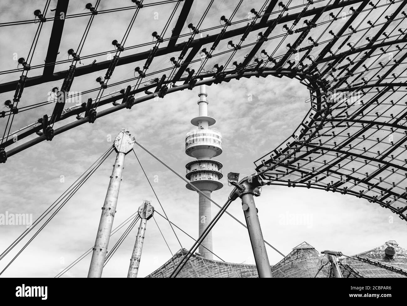 Torre olimpica con tetto a tenda olimpica, parco olimpico, campi olimpici, Monaco, alta Baviera, Baviera, Germania Foto Stock