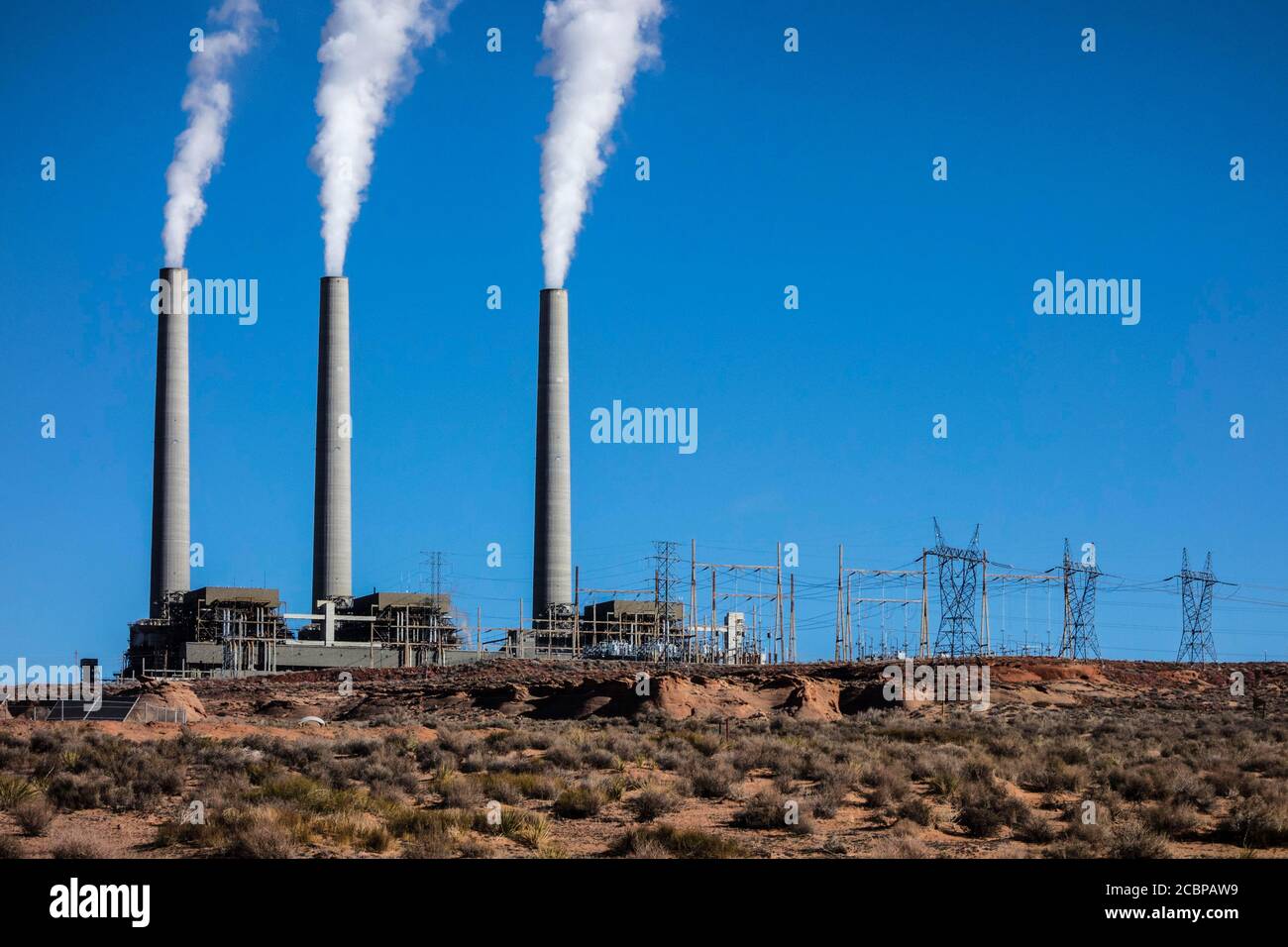 Sfiati per la cottura a vapore, stazione di generazione Salt River Navajo, centrale a carbone con tre camini, Page, Arizona, USA Foto Stock