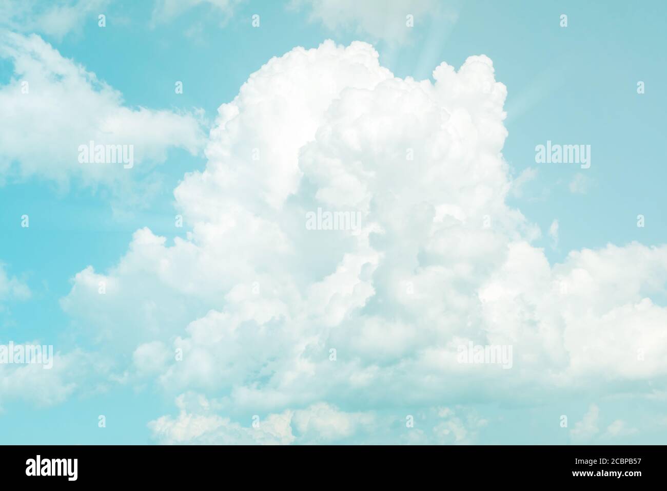 Cielo morbido e sfondo nuvoloso con una tonalità di colore pastello. Foto Stock