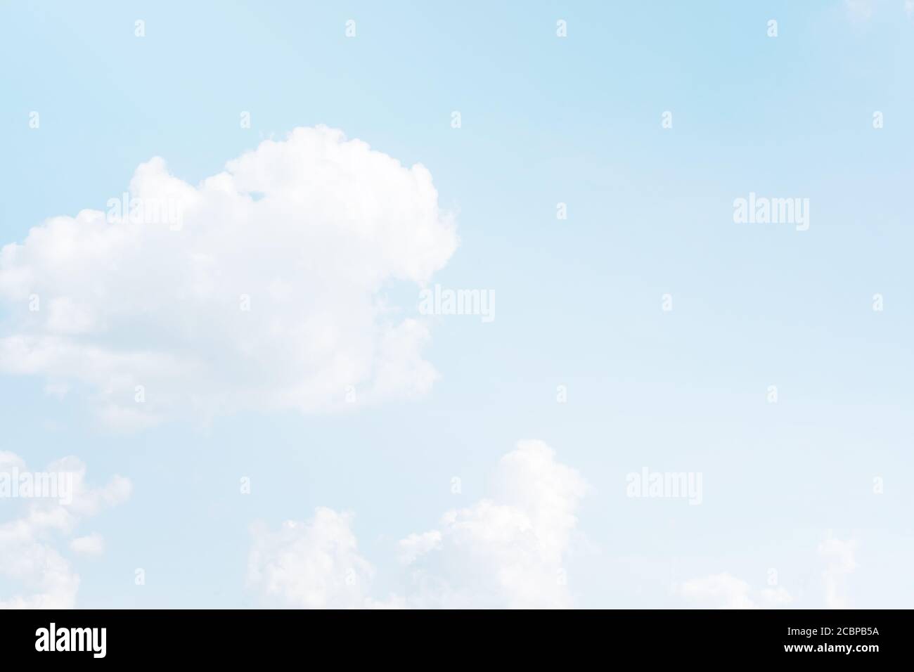 Cielo morbido e sfondo nuvoloso con una tonalità di colore pastello. Foto Stock