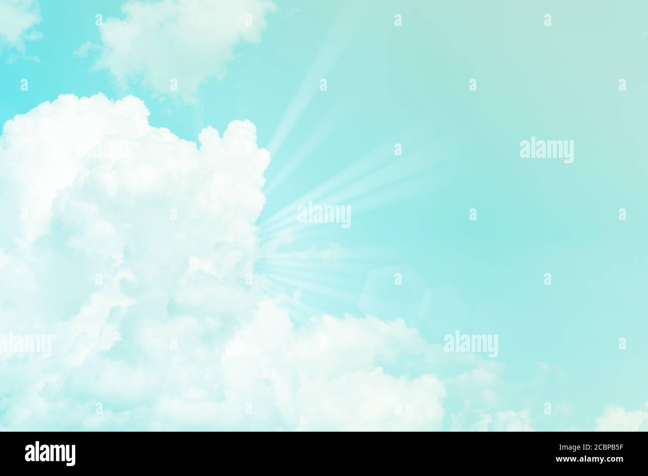 Cielo morbido e sfondo nuvoloso con una tonalità di colore pastello. Foto Stock