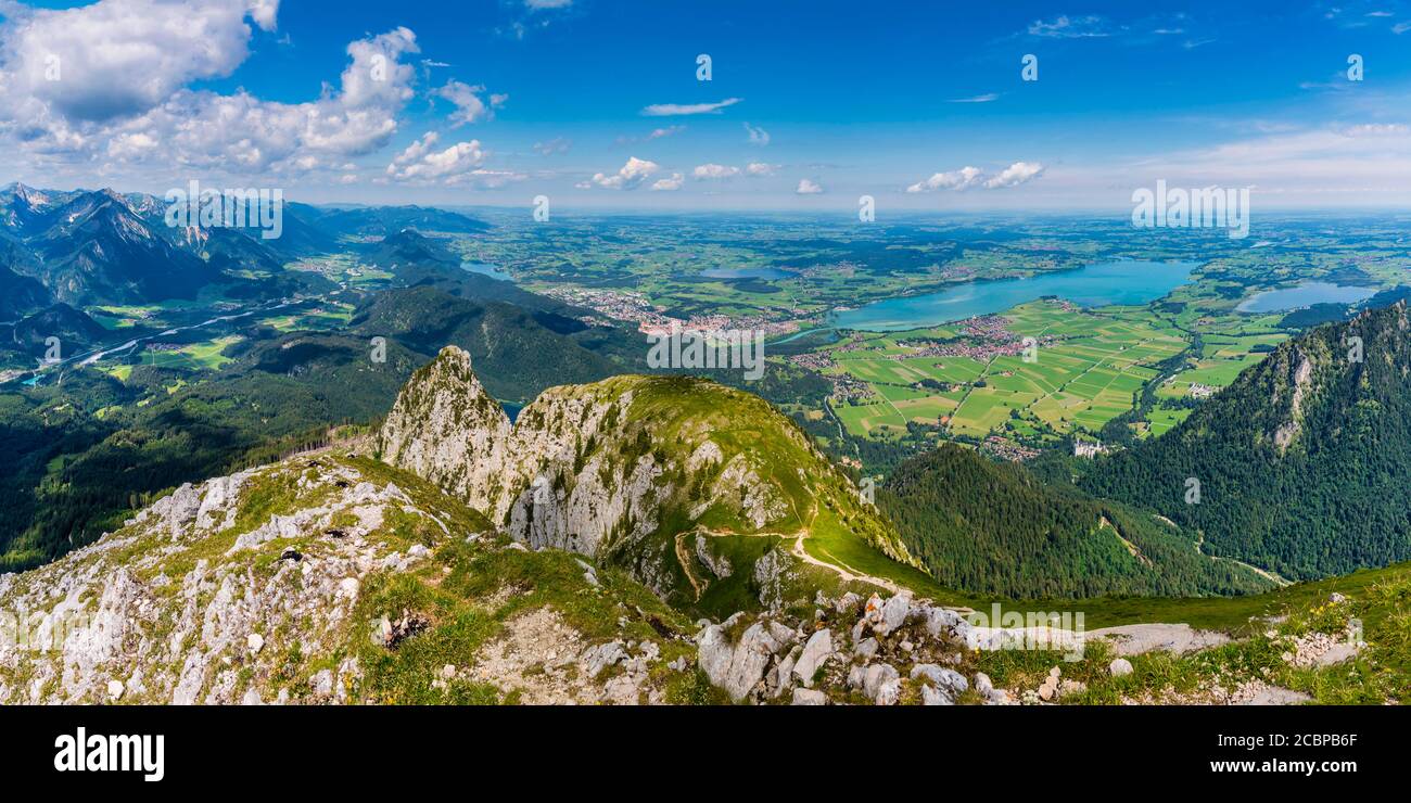 Panorama da Saeuling, 2047 m, al Tannheimer Berge, Vils, nel distretto di Reutte in Tirolo, Austria, così come Falkensteinkamm, Weissensee Foto Stock