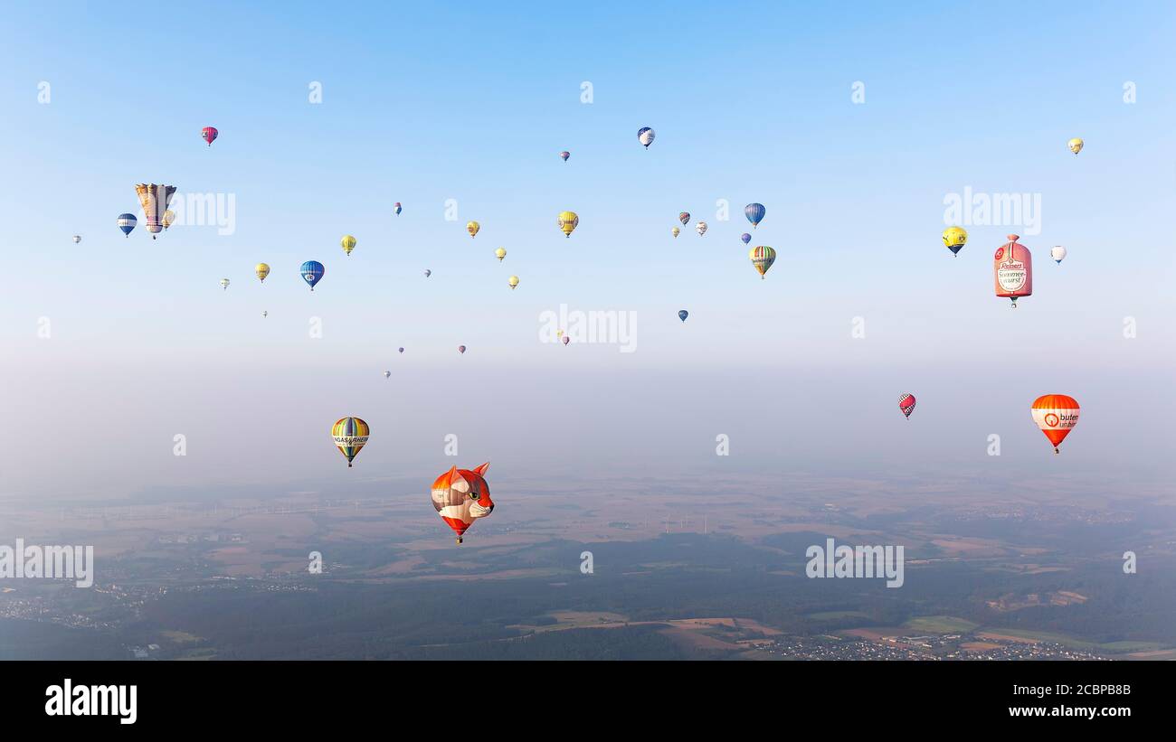 Innumerevoli palloncini ad aria calda in diversi colori e forme, serata foschia, massa di partenza, Warsteiner International Montgolfiade, vista aerea, Warstein Foto Stock